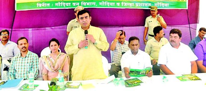 Tree planting needs to balance the ecology | पर्यावरणाच्या संतुलनासाठी वृक्षलागवड काळाजी गरज