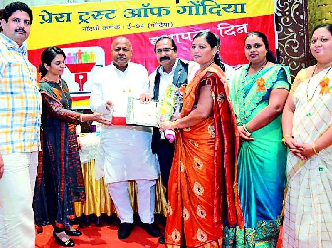 Journalist is an important link between the public and the government! | पत्रकार हा जनता व शासनातील महत्त्वपूर्ण दुवा! Journalist is an important link between the public and the government! | पत्रकार हा जनता व शासनातील महत्त्वपूर्ण दुवा!