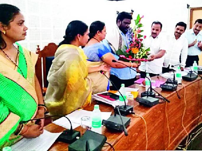 Felicitates 'CEO' for 'Mission Bravery' | ‘मिशन शौर्य’साठी ‘सीईओं’चा सत्कार