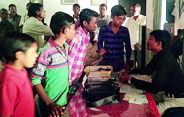 The teachers beat the students drunk | शिक्षकाची विद्यार्थ्यांना बेदम मारहाण The teachers beat the students drunk | शिक्षकाची विद्यार्थ्यांना बेदम मारहाण