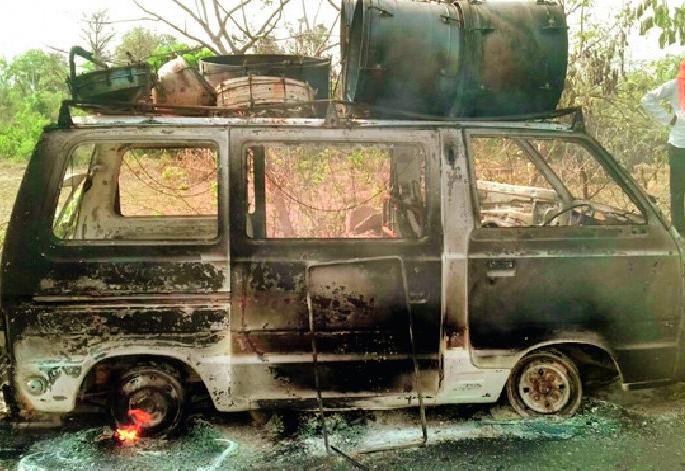 Maruti van carrying stomach | चालत्या मारुती व्हॅनने घेतला पेट