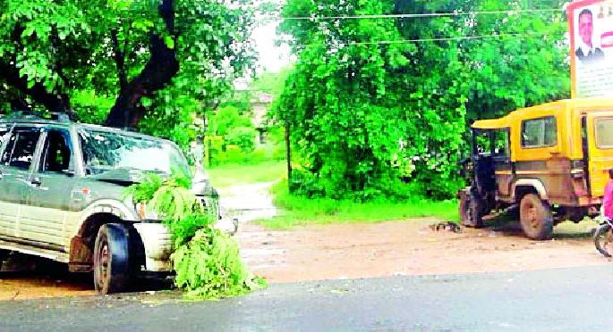 Scorpio hits the blackout | स्कॉर्पिओची काळीपिवळीला धडक Scorpio hits the blackout | स्कॉर्पिओची काळीपिवळीला धडक