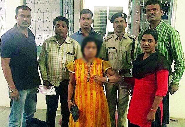 The surviving lady has been handed over to the families | पळून आलेल्या महिलेस केले कुटुबीयांच्या स्वाधीन The surviving lady has been handed over to the families | पळून आलेल्या महिलेस केले कुटुबीयांच्या स्वाधीन