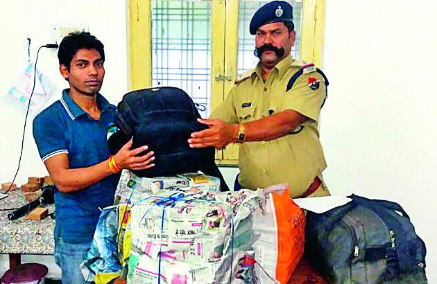 560 passengers returning bags | ५६० प्रवाशांना परत केली बॅग 560 passengers returning bags | ५६० प्रवाशांना परत केली बॅग