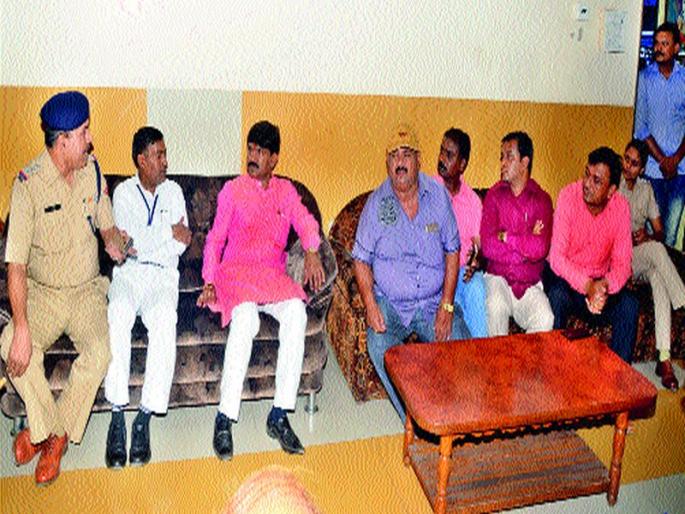 Premises for private prepaid vehicles: Hemant Godse intervened for rickshaw stand | खासगी प्रीपेड वाहनांना जागा : हेमंत गोडसे यांची मध्यस्थी रिक्षा स्टॅण्ड प्रकरणी प्रबंधक घेणार निर्णय Premises for private prepaid vehicles: Hemant Godse intervened for rickshaw stand | खासगी प्रीपेड वाहनांना जागा : हेमंत गोडसे यांची मध्यस्थी रिक्षा स्टॅण्ड प्रकरणी प्रबंधक घेणार निर्णय