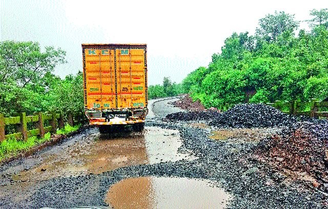 Gujarat highway pit | गुजरात महामार्ग खड्ड्यात