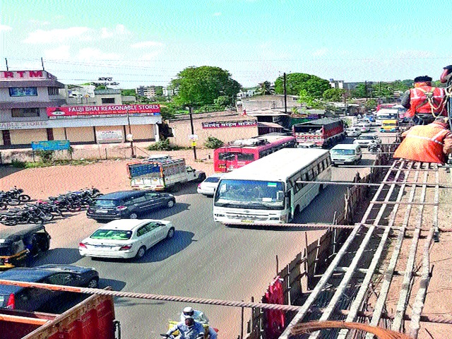 Arbitrariness of HAL bus drivers | एचएएलच्या बसचालकांची मनमानी Arbitrariness of HAL bus drivers | एचएएलच्या बसचालकांची मनमानी