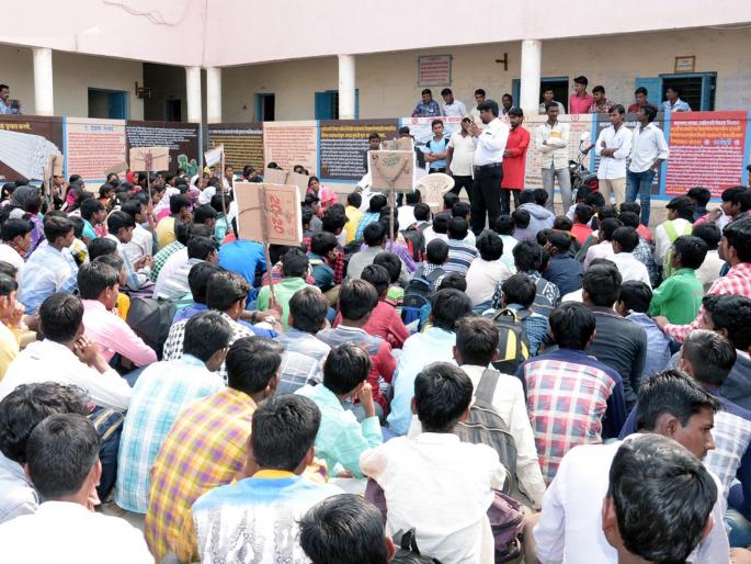 Tribal students take part in the protest movement throughout the day | आदिवासी विद्यार्थ्यांचे दिवसभर धरणे आंदोलन  Tribal students take part in the protest movement throughout the day | आदिवासी विद्यार्थ्यांचे दिवसभर धरणे आंदोलन