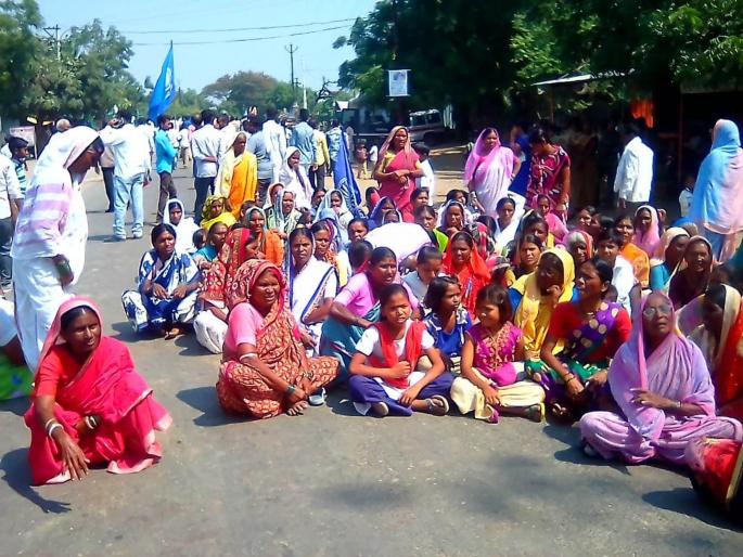 Stop the route on the Hingoli-Parbhani highway | हिंगोली-परभणी महामार्गावर रास्ता रोको  Stop the route on the Hingoli-Parbhani highway | हिंगोली-परभणी महामार्गावर रास्ता रोको