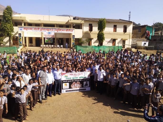 Tribute to the dead by road through human chain | मानवी साखळीद्वारे रस्ते अपघातातील मृतांना श्रद्धांजली