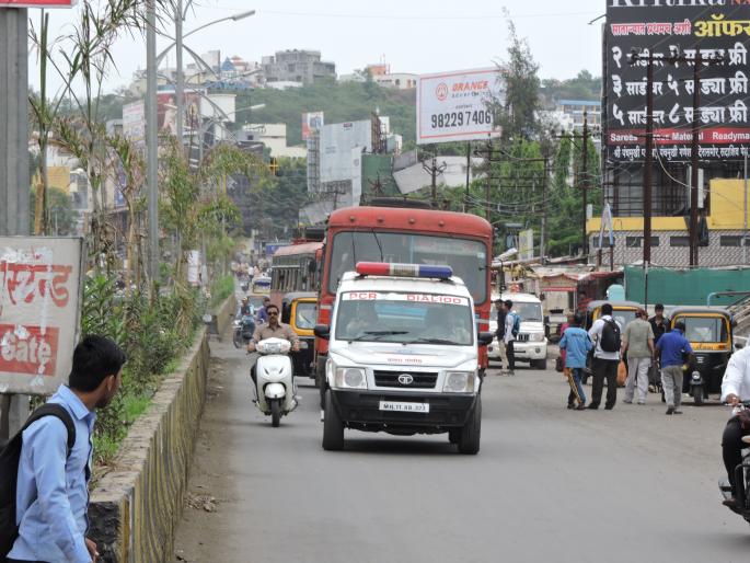 Satara: Police run ST buses in the police station | ST Strike सातारा : पोलीस बंदोबस्तात एसटी धावल्या..,अचानक बंदमुळे प्रवाशांचे हाल Satara: Police run ST buses in the police station | ST Strike सातारा : पोलीस बंदोबस्तात एसटी धावल्या..,अचानक बंदमुळे प्रवाशांचे हाल