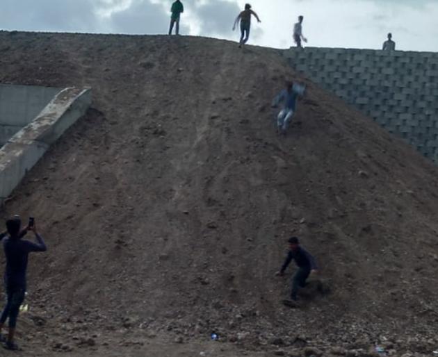 High school children's dangerous stunts | महामार्गावर शाळकरी मुलांचा जीवघेणा खेळ High school children's dangerous stunts | महामार्गावर शाळकरी मुलांचा जीवघेणा खेळ