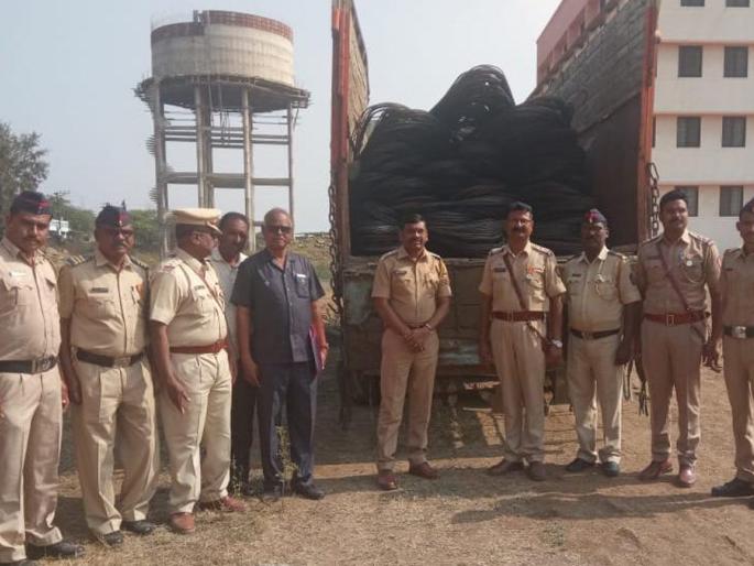 Lumps made by truck accident | ट्रक अपघाताचा बनाव करून केली सळई लंपास Lumps made by truck accident | ट्रक अपघाताचा बनाव करून केली सळई लंपास