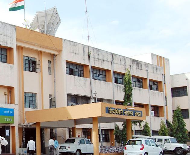 Five of the 20 Collectorate completed the term | २० जिल्हाधिकाऱ्यांपैकी पाच जणांनी केला कार्यकाळ पूर्ण Five of the 20 Collectorate completed the term | २० जिल्हाधिकाऱ्यांपैकी पाच जणांनी केला कार्यकाळ पूर्ण