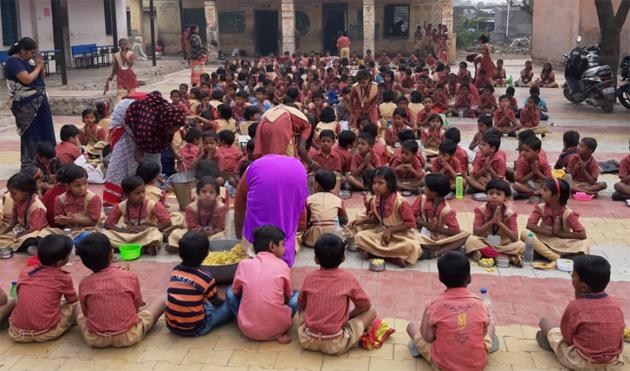 One lakh students waiting for uniform | एक लाख विद्यार्थ्यांना गणवेशाची प्रतीक्षा One lakh students waiting for uniform | एक लाख विद्यार्थ्यांना गणवेशाची प्रतीक्षा