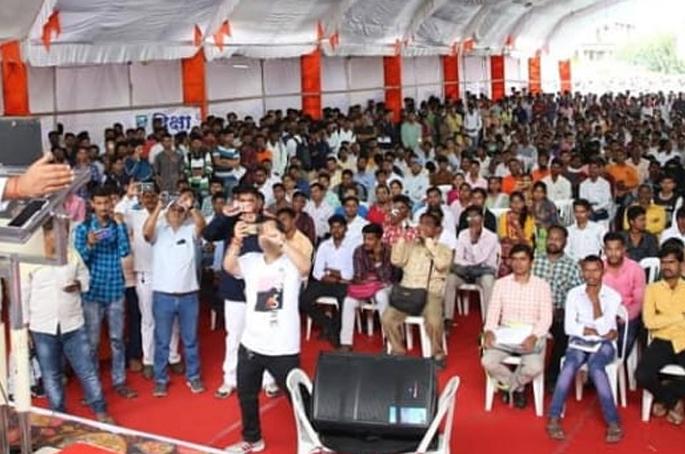 Like Telangana, the law will give priority to local youth | तेलंगणाप्रमाणे भूमिपुत्रांना नोकरीत प्राधान्याचा कायदा करणार Like Telangana, the law will give priority to local youth | तेलंगणाप्रमाणे भूमिपुत्रांना नोकरीत प्राधान्याचा कायदा करणार