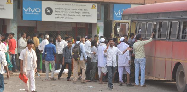 ST due to suspension of 237 rounds | संपामुळे एसटीच्या २३७ फेऱ्या रद्द ST due to suspension of 237 rounds | संपामुळे एसटीच्या २३७ फेऱ्या रद्द