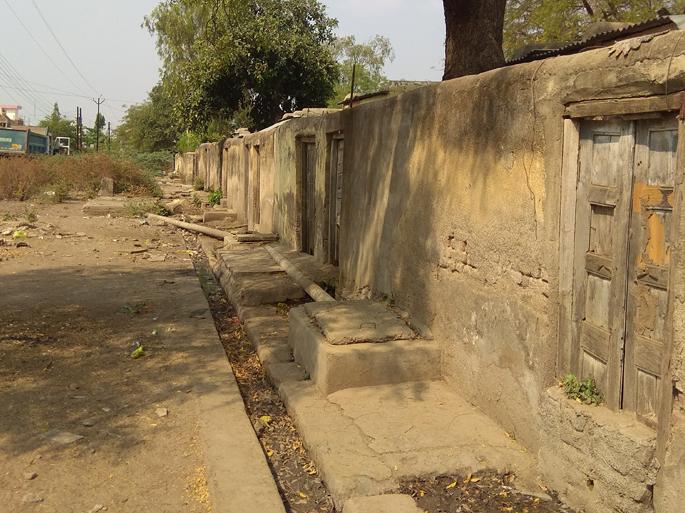 Police quarters in poor condition | परतुरात पोलिसांची खिळखिळी घरे Police quarters in poor condition | परतुरात पोलिसांची खिळखिळी घरे