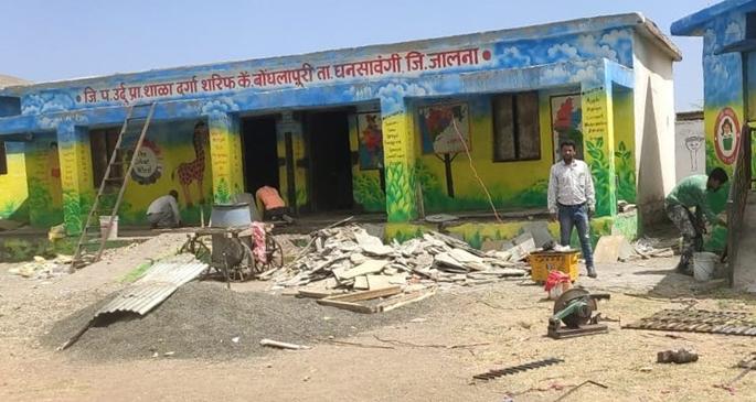  Repair of the three old schools started | मोडकळीस आलेल्या ८२ शाळांची दुरूस्ती सुरू