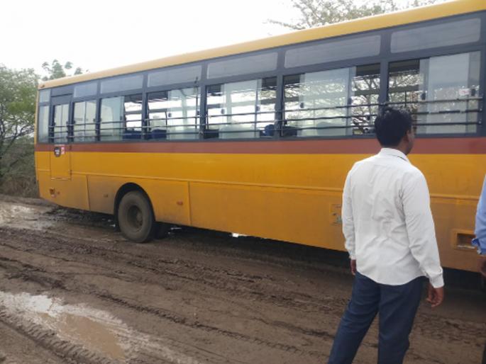 Just below the road; 30 students escaped | बस रस्त्याच्या खाली; ३० विद्यार्थी बचावले Just below the road; 30 students escaped | बस रस्त्याच्या खाली; ३० विद्यार्थी बचावले
