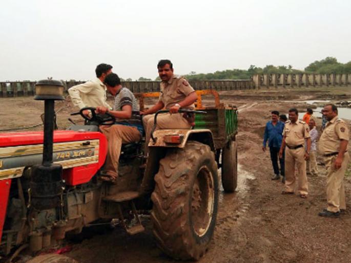 Three tractors of sand smuggling seized | गोदापात्रात वाळू तस्करी करणारे तीन ट्रॅक्टर जप्त Three tractors of sand smuggling seized | गोदापात्रात वाळू तस्करी करणारे तीन ट्रॅक्टर जप्त