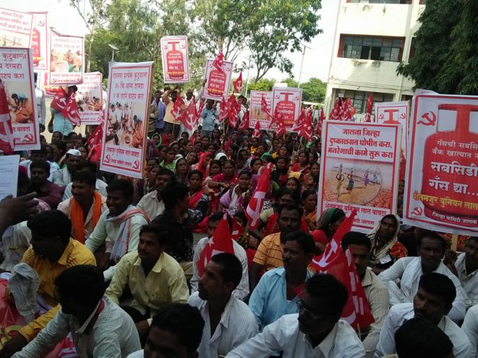 Labourers agitations at Jalna Collector's office | जालना जिल्हाधिकारी कचेरीत मजुरांचा दोन तास ठिय्या