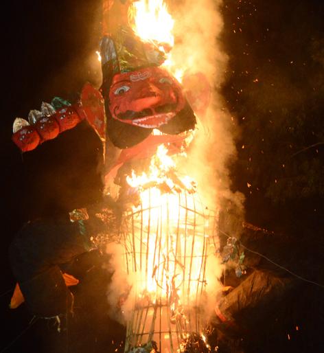 Bright fireworks fit the eyes | नयनरम्य आतषबाजीने डोळ्यांचे पारणे फिटले Bright fireworks fit the eyes | नयनरम्य आतषबाजीने डोळ्यांचे पारणे फिटले
