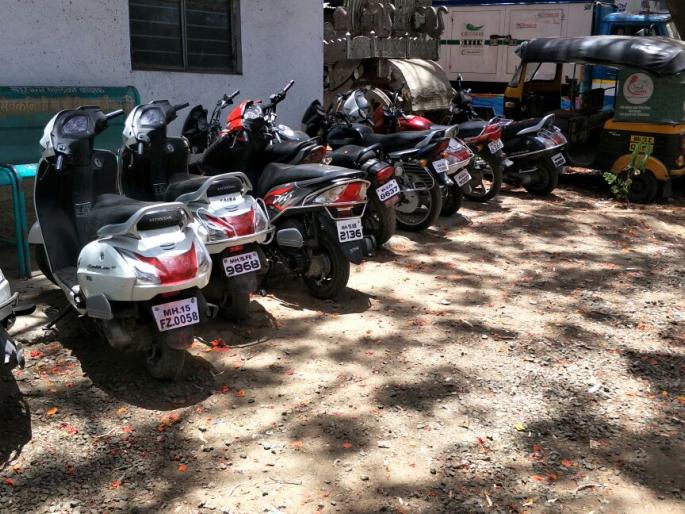 nashik,dwarka,police,gambling,raid | द्वारकाजवळील जुगार अड्यावर छापा : साडेपाच लाखांचा ऐवज जप्त nashik,dwarka,police,gambling,raid | द्वारकाजवळील जुगार अड्यावर छापा : साडेपाच लाखांचा ऐवज जप्त