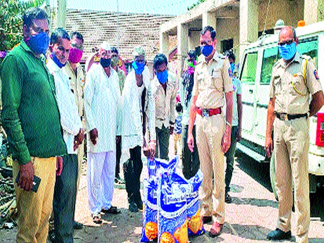 Assistance from retired teachers, police | सेवानिवृत्त शिक्षक, पोलिसांकडून मदत Assistance from retired teachers, police | सेवानिवृत्त शिक्षक, पोलिसांकडून मदत