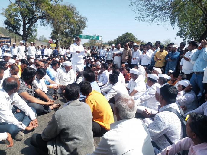 Resist the water channel, stop the way | जलवाहिनीला विरोध, कळवणला रास्ता रोको Resist the water channel, stop the way | जलवाहिनीला विरोध, कळवणला रास्ता रोको
