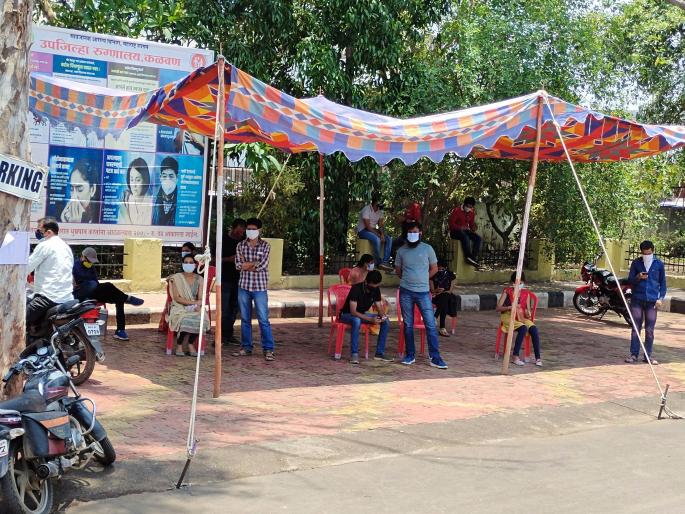 Online deprives locals of vaccinations | ऑनलाइनमुळे लसीकरणापासून स्थानिक नागरिक वंचित Online deprives locals of vaccinations | ऑनलाइनमुळे लसीकरणापासून स्थानिक नागरिक वंचित