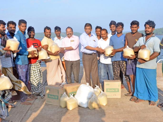 Allotment of Rice from the Junkies | ओखी वादळात सापडलेल्या नौकांवरील खलाशांना देवगडला जेएनपीटीकडून धान्याचे वाटप Allotment of Rice from the Junkies | ओखी वादळात सापडलेल्या नौकांवरील खलाशांना देवगडला जेएनपीटीकडून धान्याचे वाटप