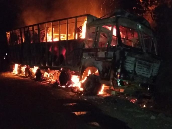 A truck full of cotton was burnt down | कापसाने भरलेला ट्रक जळून खाक A truck full of cotton was burnt down | कापसाने भरलेला ट्रक जळून खाक