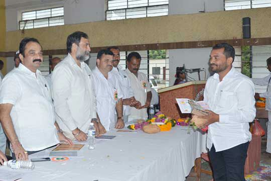 Sanskars along with education in Marathi school: Makrand Patil | मराठी शाळेत शिक्षणाबरोबरच संस्कार : मकरंद पाटील Sanskars along with education in Marathi school: Makrand Patil | मराठी शाळेत शिक्षणाबरोबरच संस्कार : मकरंद पाटील