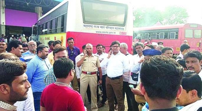 Khamgaon bus depot; Warkari, students | खामगाव आगाराकडून वारकरी, विद्यार्थी वेठीस Khamgaon bus depot; Warkari, students | खामगाव आगाराकडून वारकरी, विद्यार्थी वेठीस