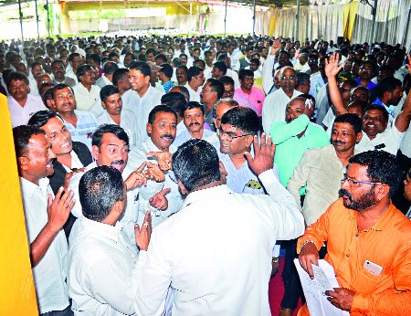 Confusion at a meeting of Teachers Bank | शिक्षक बँकेच्या सभेत गोंधळ Confusion at a meeting of Teachers Bank | शिक्षक बँकेच्या सभेत गोंधळ