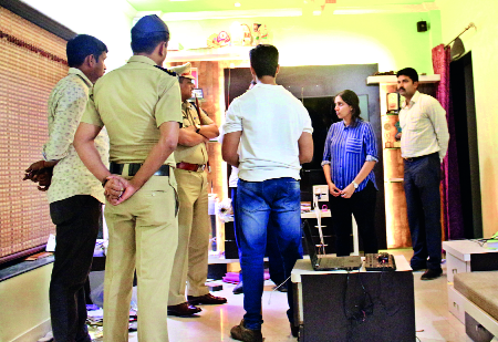 Police attack Aishwarya Sharma | ऐश्वर्या शर्मासह पोलिसांच्या पथकावर हल्ला Police attack Aishwarya Sharma | ऐश्वर्या शर्मासह पोलिसांच्या पथकावर हल्ला