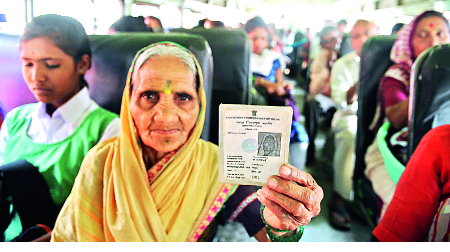 Focus on accelerating development work | विकासकामांना गती देण्यावर भर द्यावा