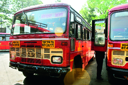 Vote here in the village! | गाववाले सांगत्यात तिथं मत टाकायचं...!  Vote here in the village! | गाववाले सांगत्यात तिथं मत टाकायचं...!