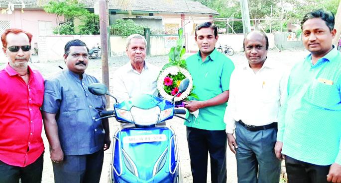 Even after the bypass surgery, the officer traveled 1.5 lakh kilometers on a two-wheeler | बायपास शस्त्रक्रियेनंतरही त्या अधिकाऱ्याने केला दुचाकीवरून दीड लाख किलोमीटरचा प्रवास