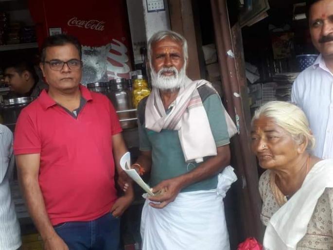 Upadhyay married the lasalgavi on foot | पायी यात्रा करीत उपाध्याय दाम्पत्य लासलगावी Upadhyay married the lasalgavi on foot | पायी यात्रा करीत उपाध्याय दाम्पत्य लासलगावी