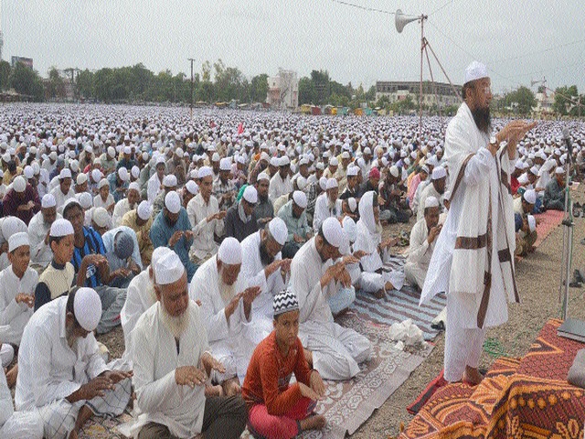 Namaz read for three days in Malegao for rain | पावसासाठी मालेगावी तीन दिवस नमाजपठण  Namaz read for three days in Malegao for rain | पावसासाठी मालेगावी तीन दिवस नमाजपठण
