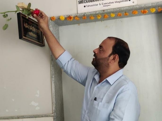 Gandhigiri of Asif Sheikh in Malegaon tehsil office | मालेगावी तहसील कचेरीत आसिफ शेख यांची गांधीगिरी