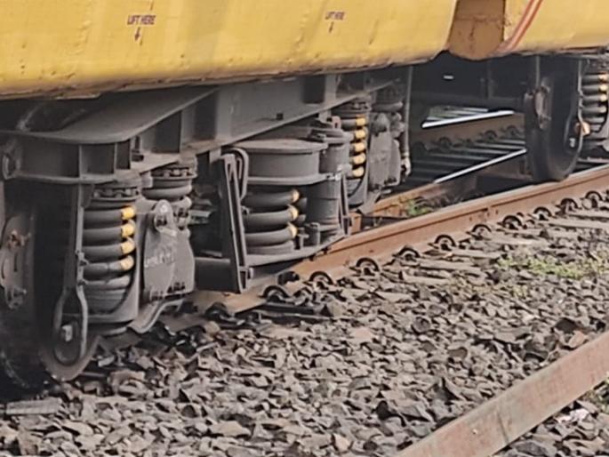Two coaches of Manmadla derailed | मनमाडला मालगाडीचे दोन डबे रुळावरून घसरले