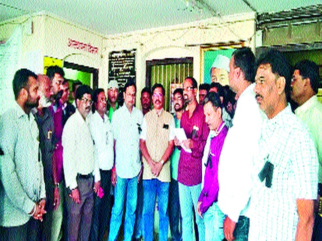 Manmad protests with black stripes | मनमाडला काळ्या फिती लावून निषेध Manmad protests with black stripes | मनमाडला काळ्या फिती लावून निषेध