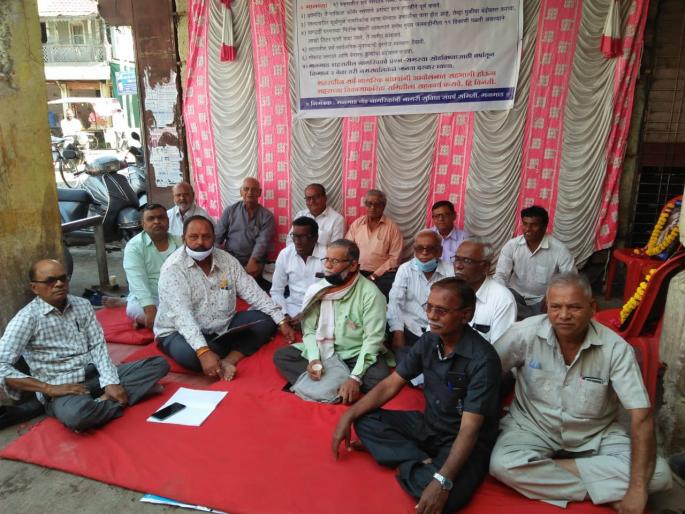 To hold Manmad in front of the Municipal Committee of Civil Struggle Committee | मनमाडला नागरी सुविधा संघर्ष समितीचे पालिकेसमोर धरणे To hold Manmad in front of the Municipal Committee of Civil Struggle Committee | मनमाडला नागरी सुविधा संघर्ष समितीचे पालिकेसमोर धरणे