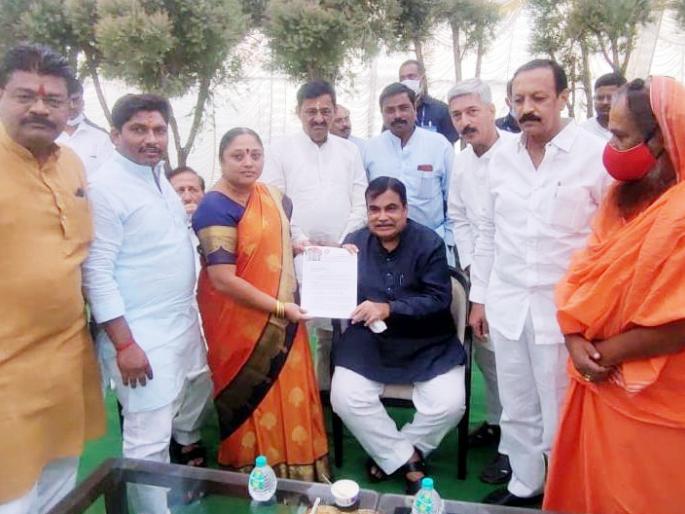 Approve new ring road to Solapur, provide funds for land acquisition; Gadkari to the mayor | सोलापूरला नवा रिंग राेड मंजूर करा, भूसंपादनासाठी निधी द्या; महापौरांचे गडकरींना साकडे