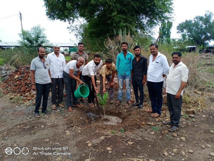 Tree planting on behalf of Shiv Sena at Meshi | मेशी येथील शिवसेनेच्या वतीने वृक्षारोपण Tree planting on behalf of Shiv Sena at Meshi | मेशी येथील शिवसेनेच्या वतीने वृक्षारोपण