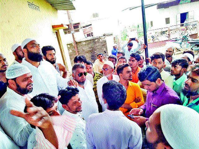 Angry citizens' siege to Madininagar power station | मदनीनगर विद्युत उपकेंद्राला संतप्त नागरिकांचा घेराव Angry citizens' siege to Madininagar power station | मदनीनगर विद्युत उपकेंद्राला संतप्त नागरिकांचा घेराव