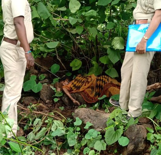 Woman killed in leopard attack | बिबट्याच्या हल्ल्यात महिला ठार